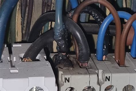 Représentation schématique d'un bon contact électrique vs mauvais contact