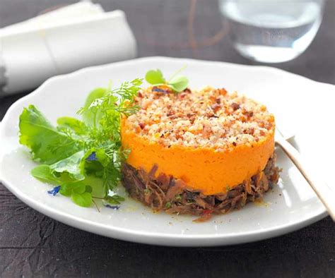 Préparation d'un parmentier de confit de canard et patate douce