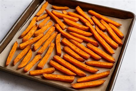 Patates douces crues et cuites, prêtes à être écrasées