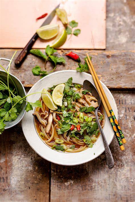 Image: Bouillon et nouilles pho avec légumes