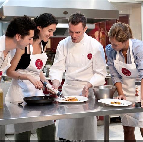 Cours de macarons dans une cuisine professionnelle à Paris