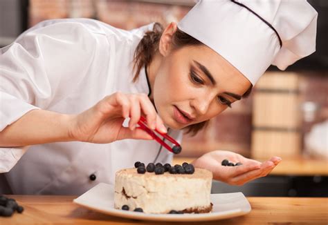 Jeune apprenti pâtissier travaillant avec précision