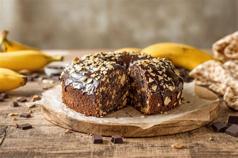 Gâteau au chocolat et banane coupé en tranches