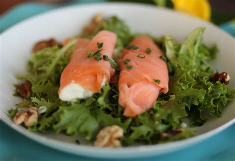 rouleaux de saumon coupés