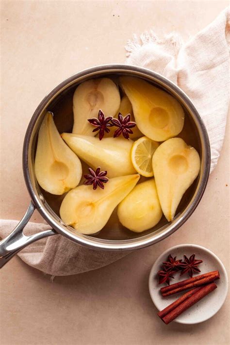 Poires coupées en deux, prêtes à être garnies