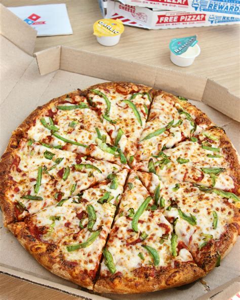 Image d'une pizza Domino's Pizza appétissante avec différents ingrédients visibles