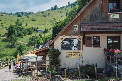 Photo de la ferme auberge et de ses terrasses en plein air
