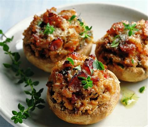 Illustration d’un plat de champignons farcis avec fromages et jambon