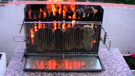 Schéma explicatif d'un barbecue vertical avec source de chaleur latérale et grille réglable