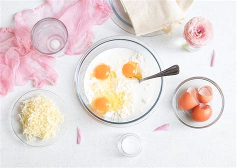 Lait et œufs frais sur une table