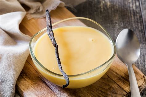 Ingrédients de la crème anglaise sur un fond blanc