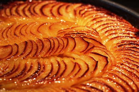 Tarte fine aux pommes dorée sortant du four