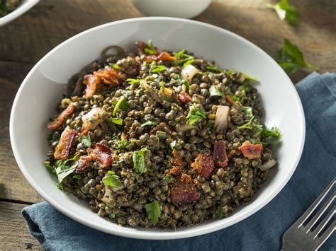 Assiette de salade de lentilles colorée