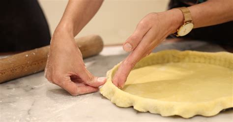 Pâte sucrée étalée et découpée pour foncer un moule
