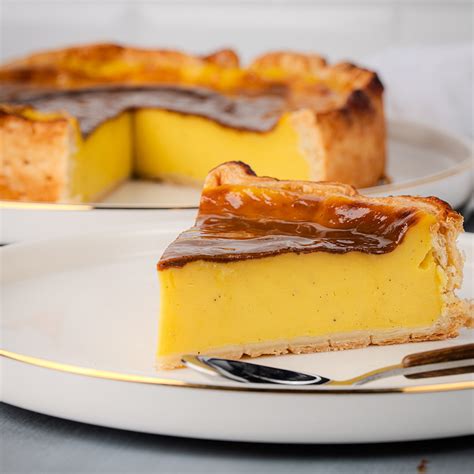 Flan pâtissier tranché révélant une texture crémeuse