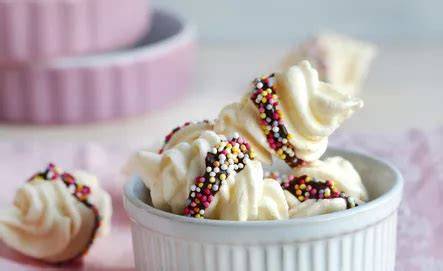Illustration: schéma de montage des meringues en couches et ganache