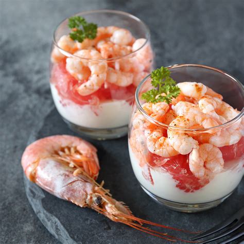 Verrines colorées avec des fruits de mer et du pamplemousse
