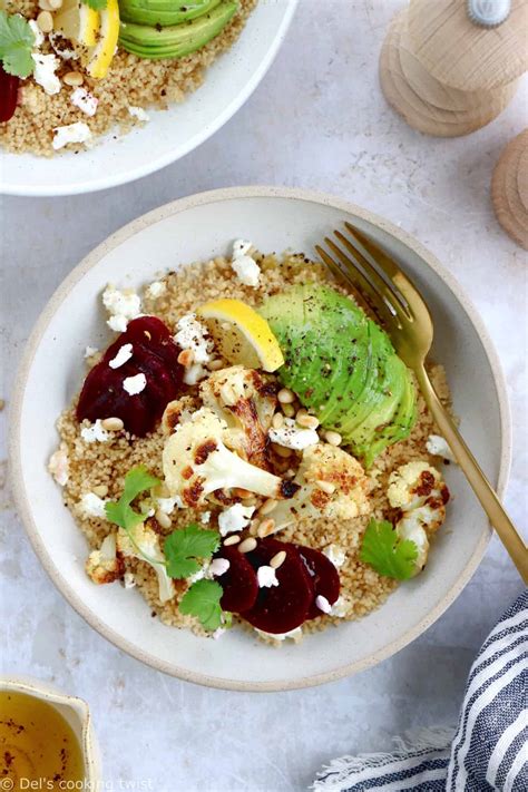 Bol coloré avec chou-fleur rôti, avocat, betteraves et fromage de chèvre