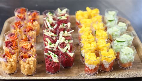 Ensemble de verrines apéritives colorées sur un plateau tournant en bambou