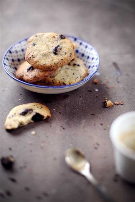 Gros plan sur des cookies au chocolat et pralin sortant du four