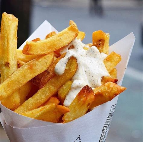 Un cornet de frites belges avec de la mayonnaise