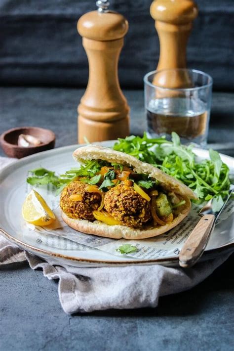 Falafels servis dans un pain pita avec salade