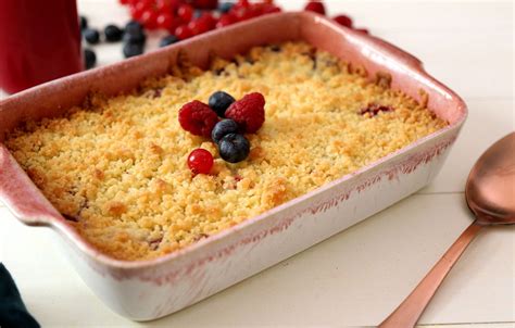 plat de crumble aux fruits rouges sortant du four