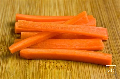 Carottes coupées en deux dans le sens de la longueur dans un saladier