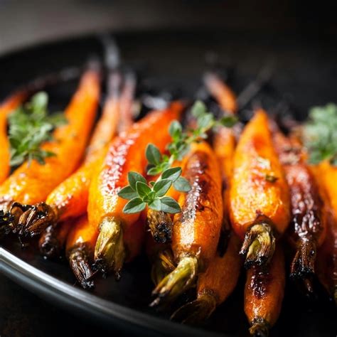 Carottes rôties dorées dans une poêle