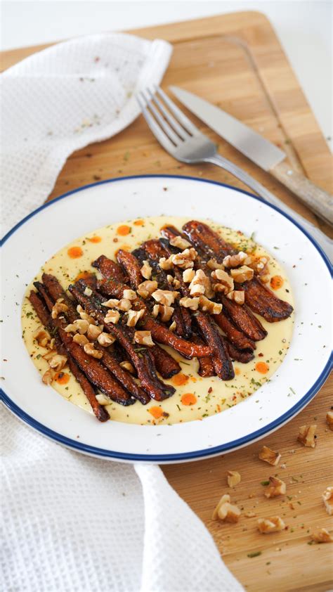 Assiette de carottes rôties avec une sauce au tahini et des graines de sésame