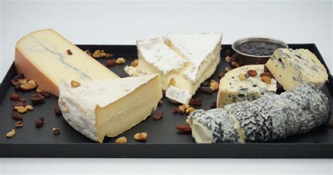 Assortiment de fromages et charcuteries françaises