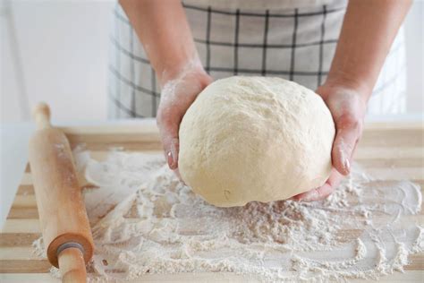 Artisan boulanger pétrissant de la pâte à pain
