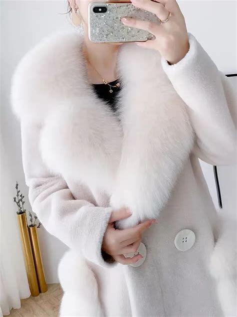 Renard polaire en fourrure d'hiver blanche