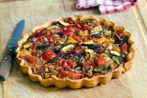 Tarte provençale aux légumes du soleil sortant du four