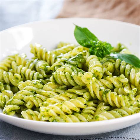 Bol de pesto d'épinards avec des pâtes