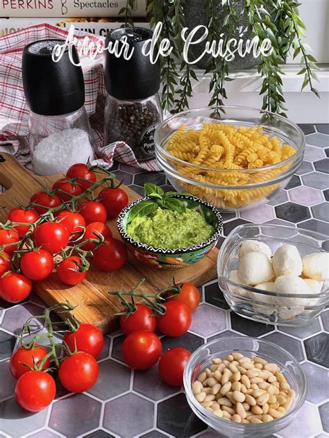 Ingrédients pour le pesto d'épinards disposés sur un plan de travail