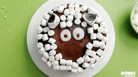 Des biscuits décorés de chamallows fondus et colorés