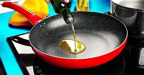 Une louche versant du bouillon chaud dans une poêle contenant du riz.