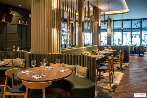 Intérieur d'un restaurant de type buffet avec tables