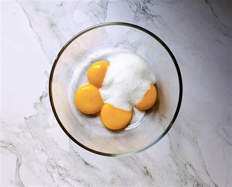 Mélange de jaunes d'oeufs et de sucre blanchis