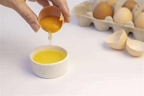 Blancs d'oeufs et jaunes d'oeufs séparés