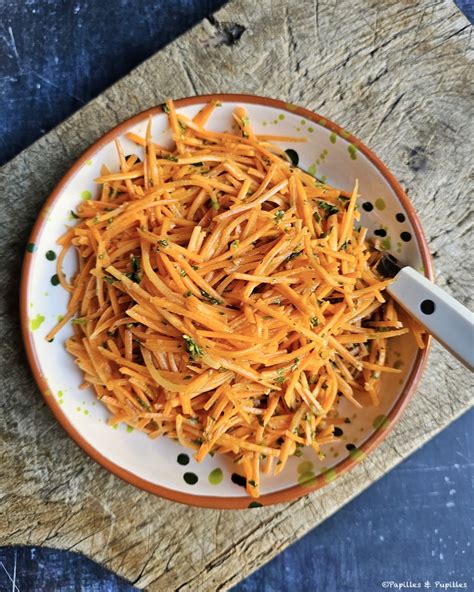 Carottes râpées dans un saladier avec d'autres ingrédients