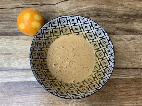 Mélange de légumes râpés et d'œufs dans un saladier