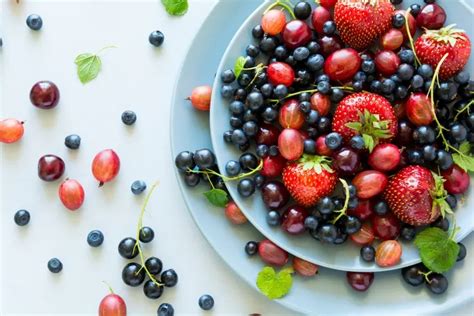 Variété de fruits rouges frais disposés