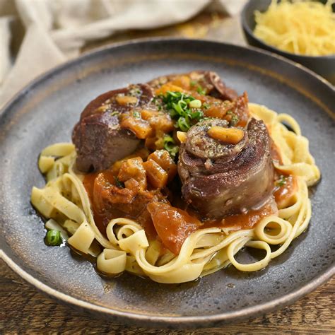 Assiette d'osso bucco de porc servi avec pâtes et sauce
