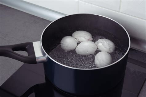Casserole avec œufs dans l'eau