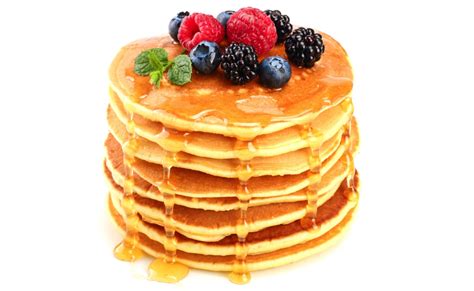 Une pile de pancakes dorés avec du sirop d'érable