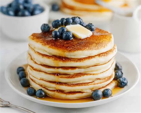 Pancakes avec des myrtilles saupoudrées sur le dessus