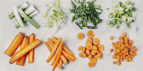 Le bol du Thermomix avec des légumes coupés en morceaux