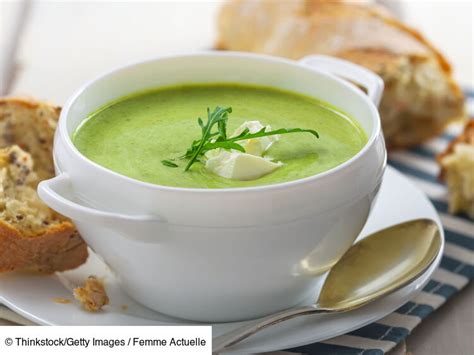 Bol de velouté de laitue avec garniture